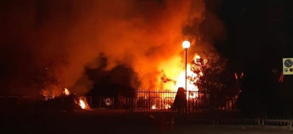Le sterpaglie vanno a fuoco e le fiamme arrivano a lambire le auto